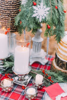 Şube ve çilek Noel masa mumlarla süslenmiş, kapat