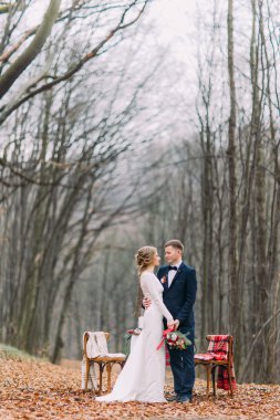 Noel tatil tablo sonbahar ormandaki için evlilik çift el ele tutuşarak dekore edilmiş yakınındaki.