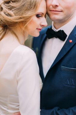 Ormanın içinde onun stylsih damat ile çekici sarışın gelin portresi kapatın