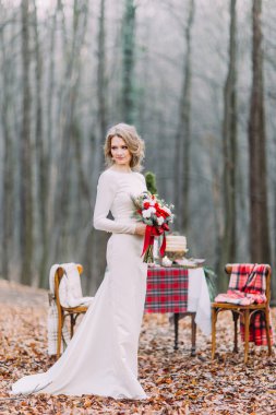 Noel masa ormandaki yakınındaki güzel sarışın gelin