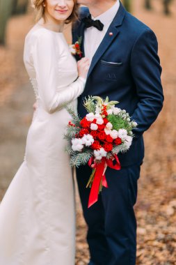 Sonbahar ormanda poz güzel düğün çifti