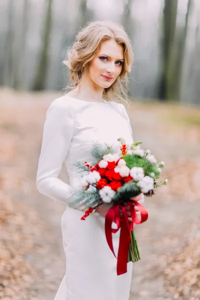 Porträt der attraktiven blonden Braut im herbstlichen Wald — Stockfoto