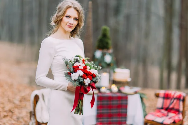 Blonde charmante Braut sitzt im herbstlichen Wald. — Stockfoto