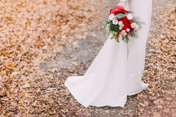 Cantik pengantin dalam gaun renda panjang memegang buket dengan di hutan musim gugur. Setengah panjang, tidak ada wajah — Stok Foto