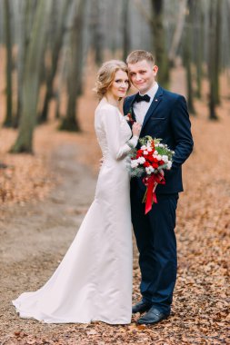 Sonbahar ormanda poz güzel düğün çifti