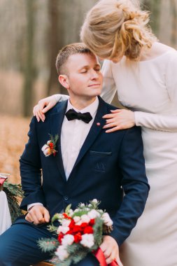 Sonbahar ormanın içinde büyüleyici düğün çift portre