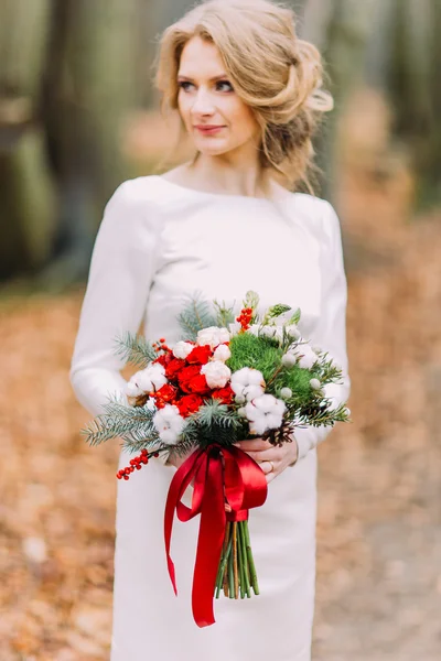 Genç güzel şık sarışın gelin buketi sonbahar ormandaki ile