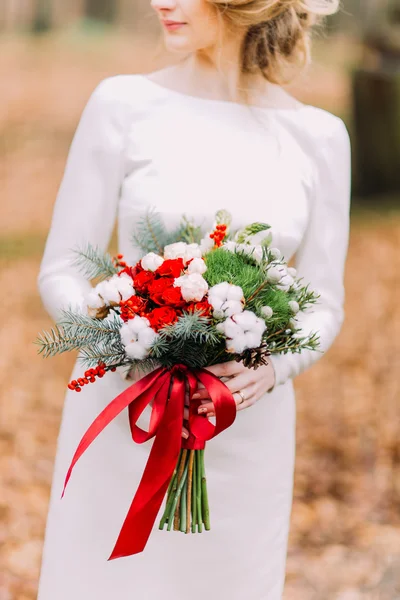 Encantadora novia rubia posando en el bosque de otoño con ramo de rosas — Foto de Stock