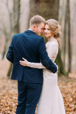 Çift düğün sonbahar ormanda hugs.