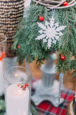 Çam kozalakları ve dalları ile dekore edilmiş ormandaki masada tatlı pasta