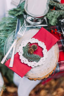 Güzel bir şekilde dekore edilmiş Noel masa mumlar ve çam ağaçları ile yakından