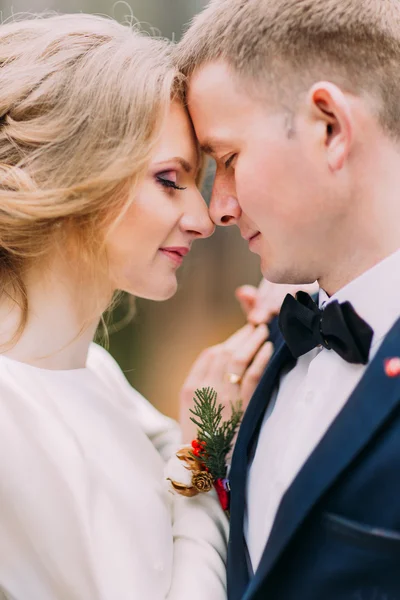 Close up retrato de belo noivo e bela noiva amorosamente olhando um para o outro na floresta de outono — Fotografia de Stock