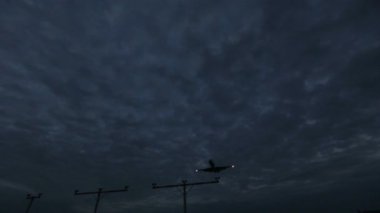 Uçak iniş. Karanlık bulutlu gökyüzü arka plan