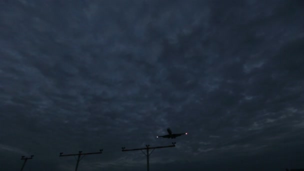 Plane landing. Dark cloudy sky background — Stock Video