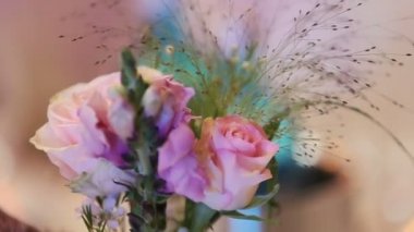 Pembe gül yaprakları kapatın. Düğün çiçek süslemeleri