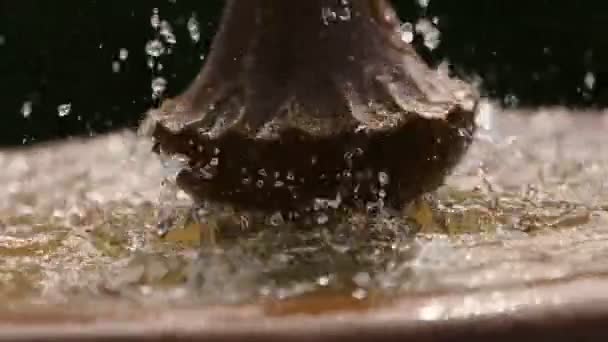 Agua vertiendo en una fuente de cerca — Vídeo de stock