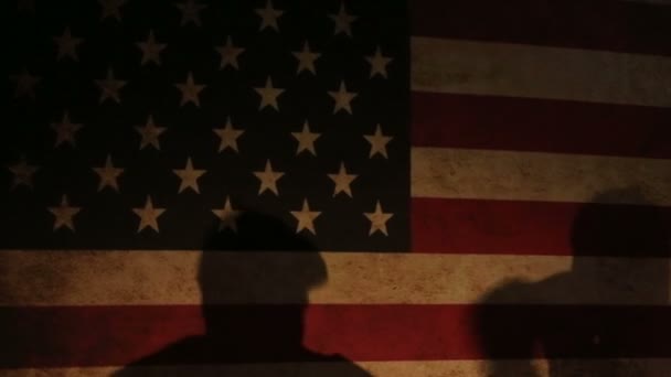 Silhouetten des Mannes beim Workout aerobe Fitnesshaltung volle Länge Silouhette auf Studio auf dem US-Flaggenhintergrund — Stockvideo