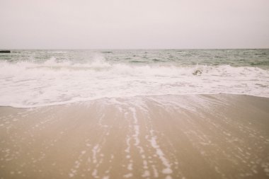 Harika buzlu plaj kışın. Deniz sörf