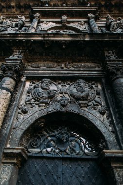 Bernardine Katedrali desenleri yakın. Lviv Eski Kenti'nde bulunan antik tarihi kilise ve manastır