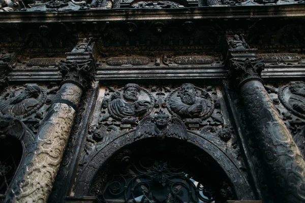 Los patrones de la catedral de Bernardine se acercan. Antigua iglesia histórica y monasterio situado en el casco antiguo de Lviv —  Fotos de Stock