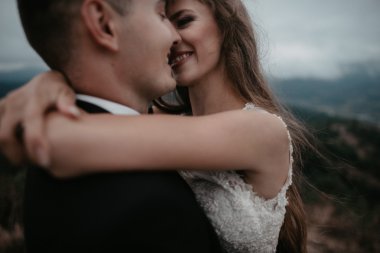 Kissingoutdoor önce şu anda sevgi dolu evlilik çift.