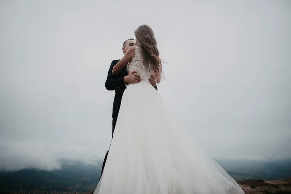 Abban a pillanatban, mielőtt kissingoutdoor szerető esküvői pár. — Stock Fotó