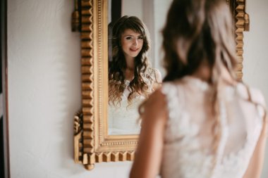 Güzel genç gelin aynaya bakıyorum