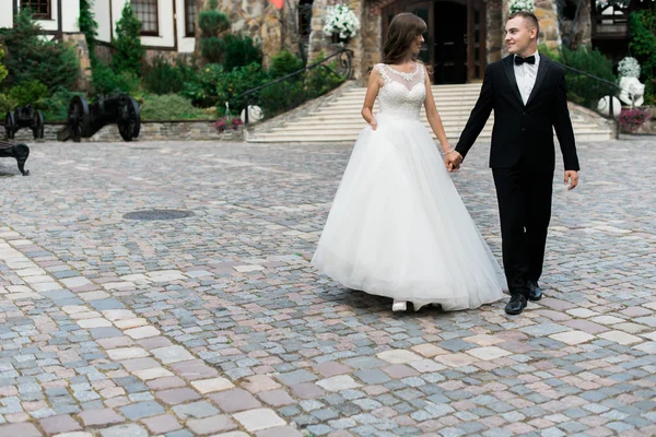 Bonito casal jovem andando e de mãos dadas — Fotografia de Stock