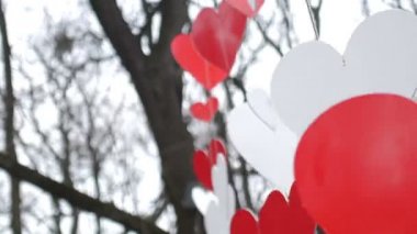 Gökyüzü arka planda aşk kalp balonları. Sonbahar parkında kağıt kırmızı kalpler dekorasyon. Sevgililer günü konsepti