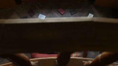 Birçok kitap ile çevrili kırmızı kanepe üzerinde kitap okuma gözlük çekici rüya gibi kız ve düşünceli mesafe bakıyor