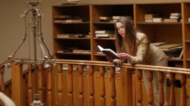 Takım elbise ve eski vintage Kütüphane okuma kitabı zaman harcama gözlük güzel genç kadın