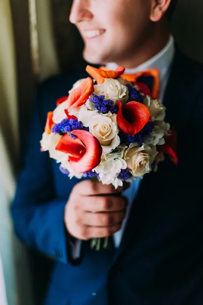 Imagem close-up do noivo com buquê de casamento em um traje azul clássico. Preparação do casamento — Fotografia de Stock