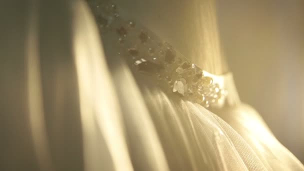 Belle robe de désherbage élégante avec ceinture en diamant de près éclairée par les rayons au coucher du soleil 