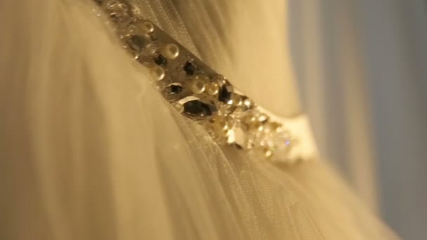 Hermoso vestido de escarda con estilo con cinturón de diamantes de cerca iluminado por rayos en la puesta del sol — Vídeo de stock