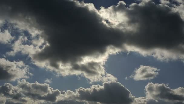 用大，建筑的云朵和夕阳背后闪耀太阳光线和最终突破云开始大规模的美丽 cloudscape. — 图库视频影像