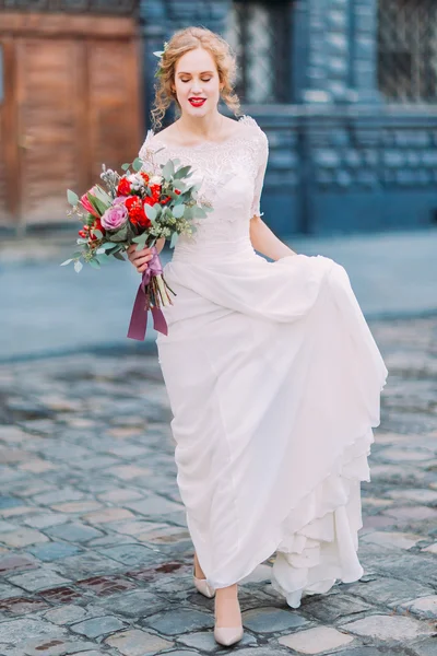 Bela noiva loira andando nas ruas do centro da cidade de Lviv — Fotografia de Stock