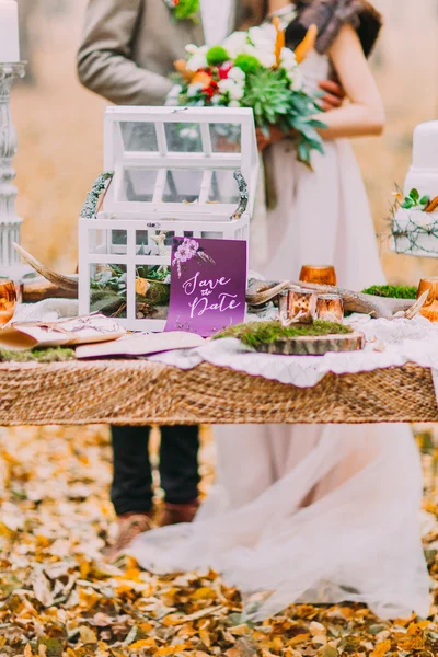 Casal lindo beijando na floresta de outono. Antecedentes de mesa retro vintage — Fotografia de Stock