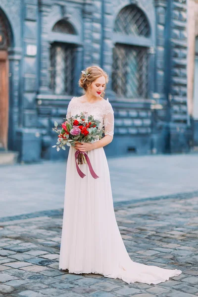 Charmante blonde Braut mit Vintage-Bouquet in der Innenstadt von Lwiw — Stockfoto