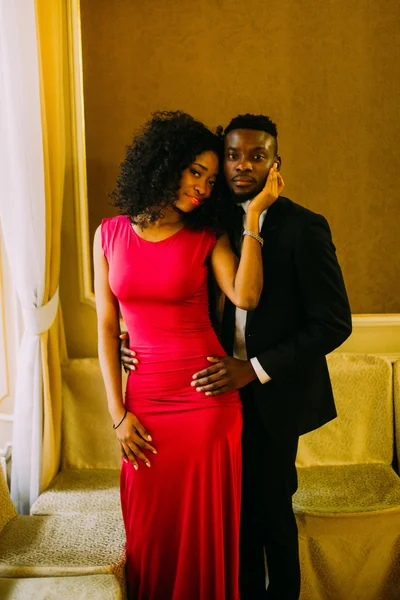 Seksi Afrikalı kadın elinde onun erkek arkadaşları yüz tutar. Lüks tiyatro iç arka plan