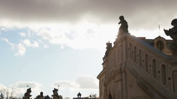 석양이 비추는 성 조지 대성당의 아름다운 전망. 우크라이나 리비우 시의 바로크 로코코 대성당 — 비디오