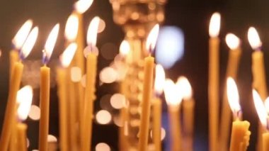 Kilise sunak önce yanan mumlar