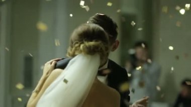 Güzel esmer gelin ve yakışıklı damat düğün ilk dans dans. Havada konfeti var. Çok ihale an