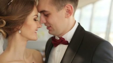 Damat yavaşça güzel esmer gelin yakın öper. Yavaş çekimde kamera hareketi