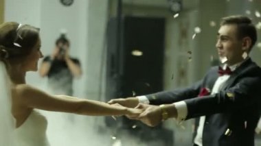 Sevgi dolu yeni evli çift konfeti ile kefen düğünde ilk dans dans