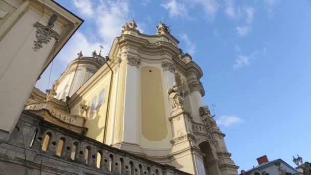 Utsikten över katolska katedral kyrkan i Ukraina på panoramautsikt — Stockvideo