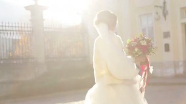 Çok güzel masum esmer gelin düğün buket Barok Kilisesi yakınındaki ile poz