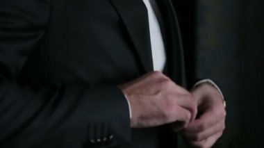 Yakışıklı şık damat onun blak takım yakın ayarlar