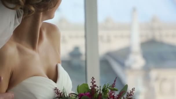 행복 한 젊은 부부가 부드럽게 껴안고 있습니다. 사랑하는 신혼 부부에게 행복하기를. 슬로우 모션 비디오 — 비디오
