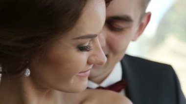 Damat yavaşça yakın gelininin güzel yüzüne dokunur. Çok ihale an