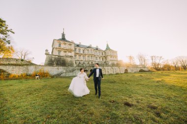 Gelin ve damat gün açık havada kale toprakları üzerinde yürüme düğününde